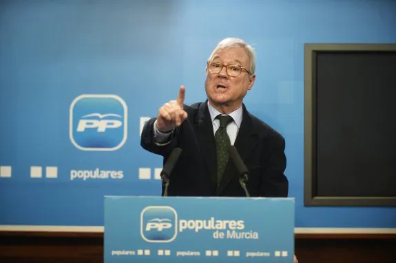 Ramón Luis Valcárcel, gesticulando ayer, durante su comparecencia en la sede del PP regional. 
