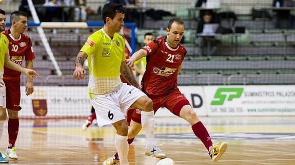 Joao, de Palma Futsal, controla el balón ante Gréllo, de ElPozo Murcia. 