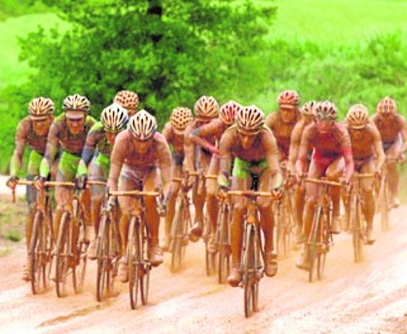 Ciclistas pasan por un tramo embarrado de la Strade Bianche de hace dos años. 