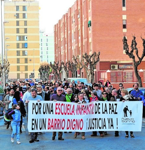 Una pancarta reivindicativa encabezó ayer la marcha. 