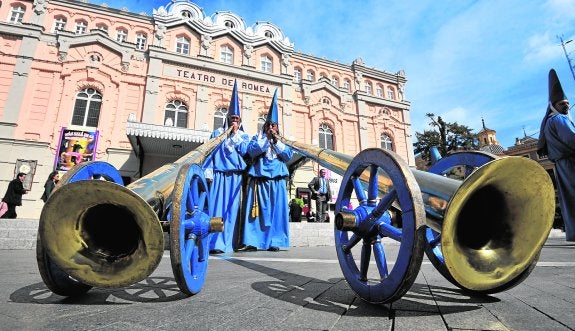 El grupo de tambores y bocinas de la cofradía del Amparo recibió a autoridades y cofrades en la puerta del teatro Romea. :: vicente vicéns / AgM
