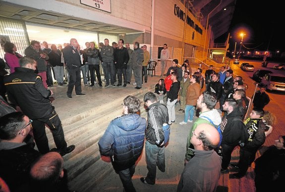 Abonados reunidos frente a la puerta del Cartagonova. 