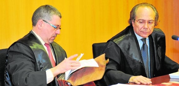 Alvarado consulta unos documentos, junto a su abogado, Aurelio Llanes, ayer, en el juzgado.