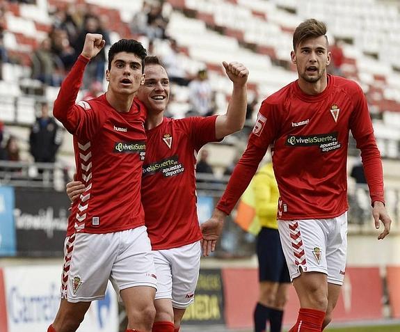 Arturo, Isi y Carrillo, celebrando el gol del ciezano al Zamora. 