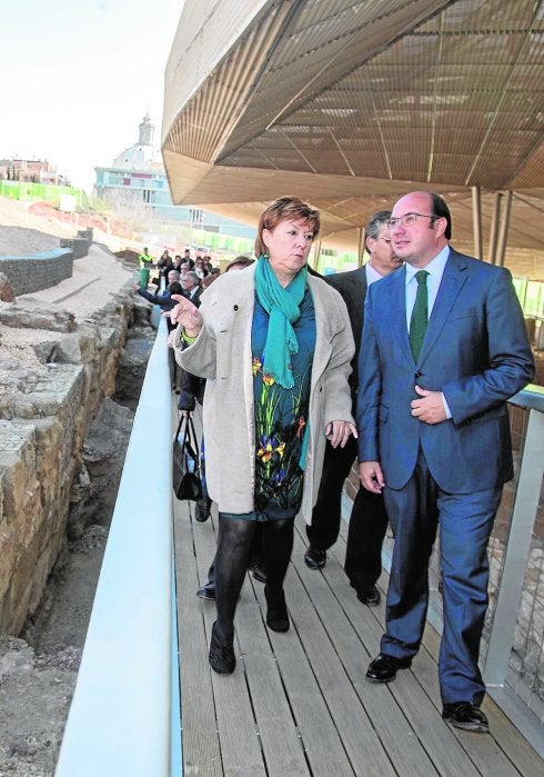 Pilar Barreiro y Pedro Antonio Sánchez, juntos, el lunes, en el Barrio del Foro Romano. 