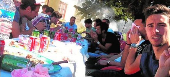 Comida, ayer, de los jugadores y cuerpo técnico en Cobatillas. :: pumar
