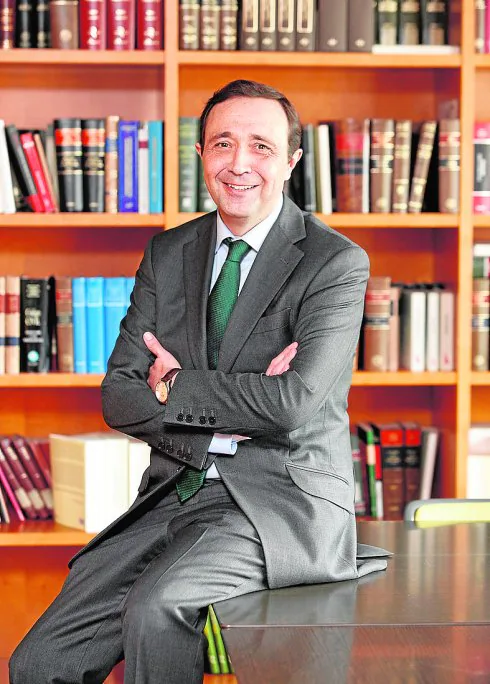 Carlos Rodríguez Sánchez posa en la sede del Colegio de Registradores de la Propiedad de Murcia. :: fran manzanera / agm