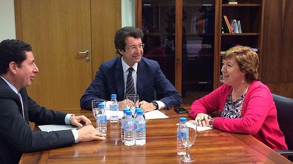 Sevilla, Ruíz y Barreiro durante su reunión, esta mañana. 