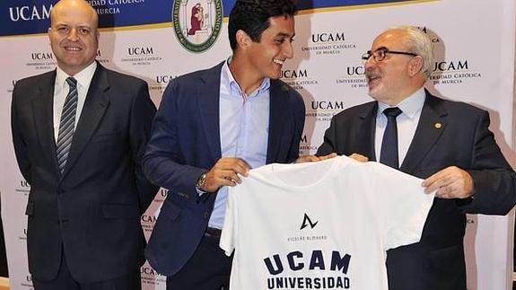 El tenista acompañado de José Luis Mendoza y de Pablo Rosique, director del Servicio de Actividades Deportivas de la UCAM. 