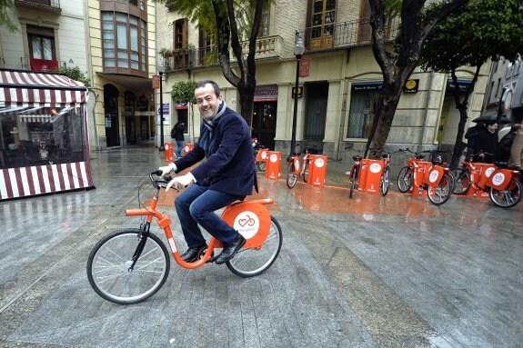 El concejal de Tráfico, Javier Iniesta, estrenó ayer el sistema público de alquiler de bicicletas. La primera bancada está instalada en la plaza de Santa Catalina. :