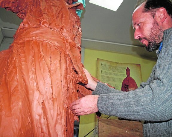 Juan José Quirós moldea en su taller la figura, aún en barro. 