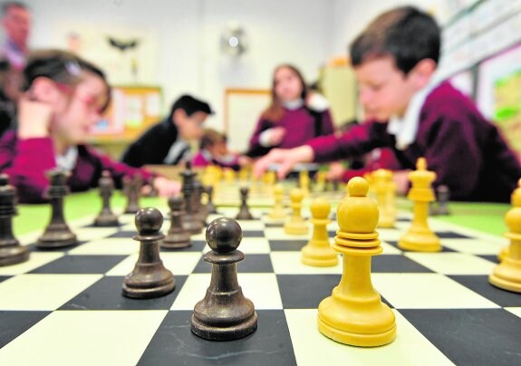 Un grupo de alumnos de primer curso de Primaria del colegio público Cierva Peñafiel de Murcia, esta semana en su clase de ajedrez. :: vicente vicéns / AGM