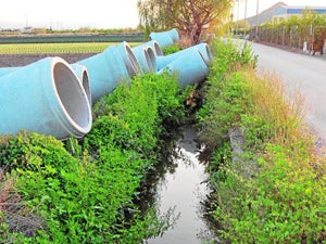 Material preparado, la semana pasada, para entubar la acequia Pitarque.