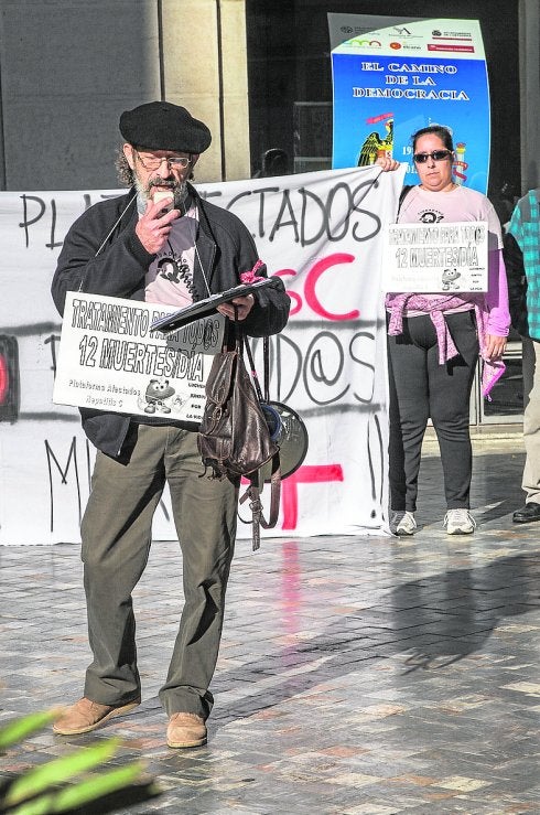 Pacientes de hepatitis C, el pasado mes de enero durante una protesta frente a la Asamblea Regional. 