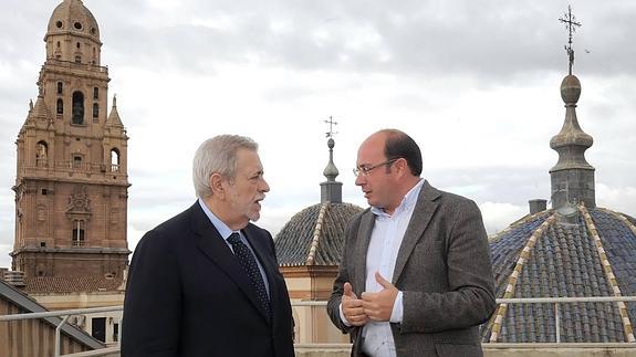 Antonio Beteta y Pedro Antonio Sánchez conversan, este martes en Murcia.