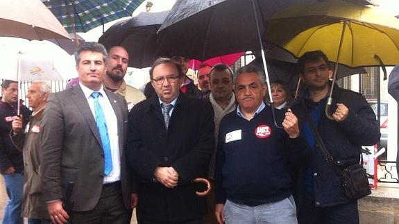 Antonio Juan Garcóa Fernandez, vicerrector de Investigacion de la UMU, junto al rector Orihuela y un grupo de participantes en la manifestación de Murcia.