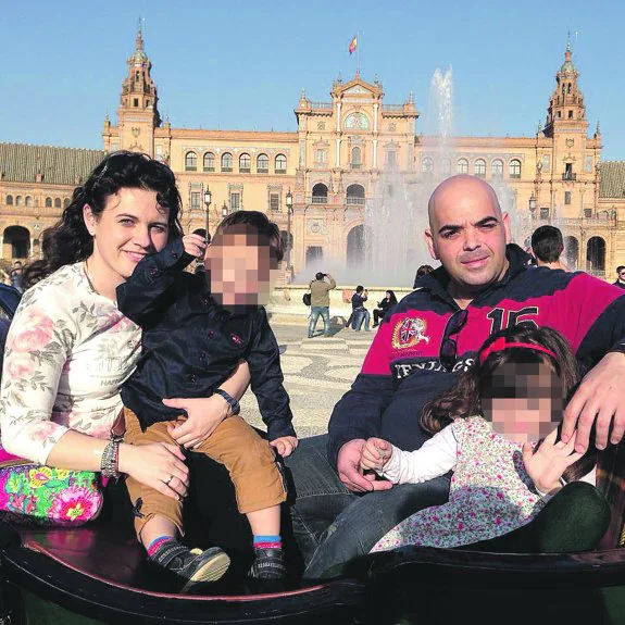 El fallecido Fernando Martínez Rubio, uno de los pasajeros del vuelo siniestrado, junto a su esposa y sus dos hijos. 