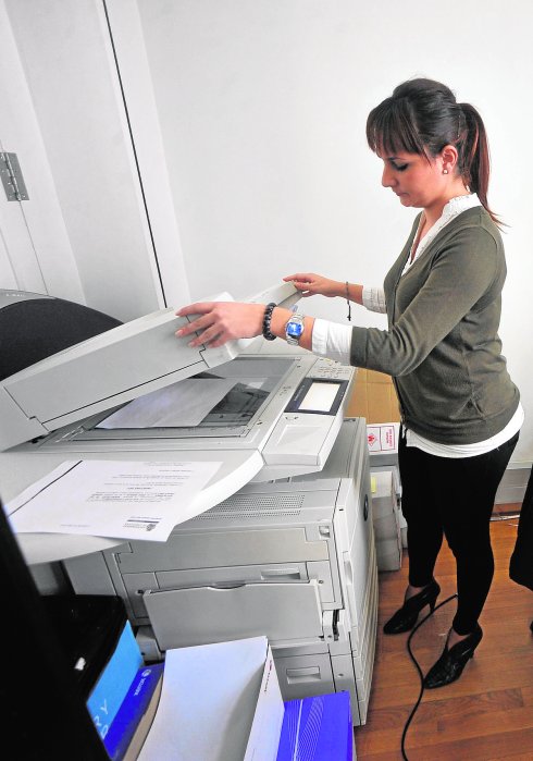 Una empleada municipal hace fotocopias, en una foto de archivo.