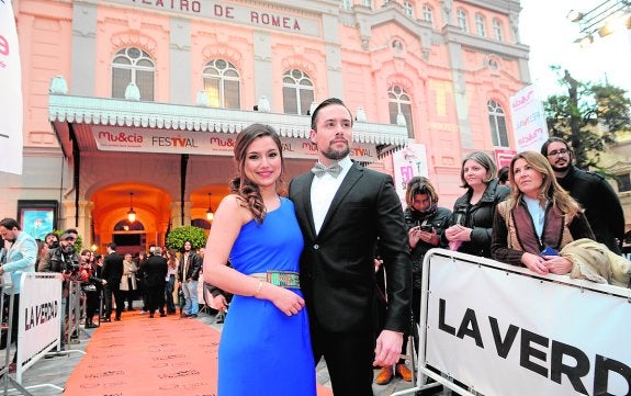 Sheyla Fariña y Roger Berruezo posan antes del estreno. 