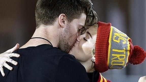 Miley Cyrus vuelve con su novio y le perdona su infidelidad 