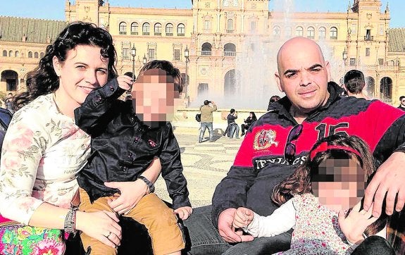 Fernando Martínez Rubio, el vecino de Águilas fallecido en el siniestro, junto a su mujer y sus hijos. 