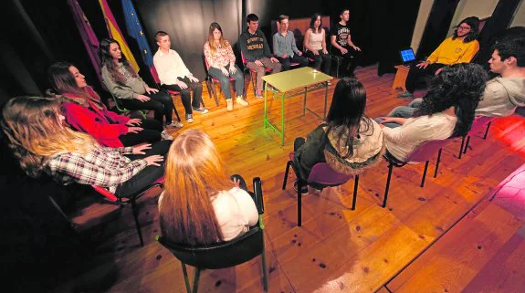 Alumnos de Bachillerato del IES Alcántara, en Alcantarilla, durante una de las sesiones de meditación focalizada. 