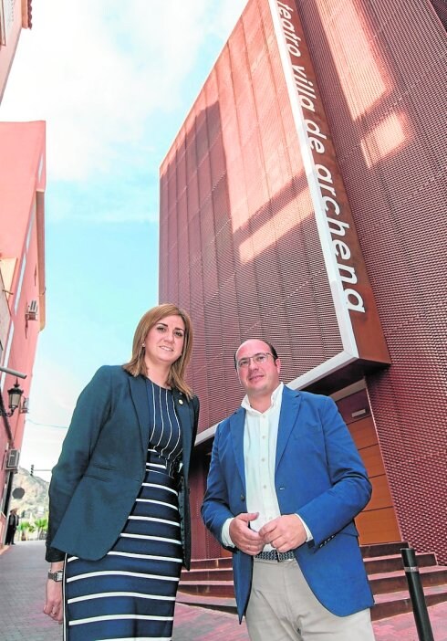 La alcaldesa Patricia Fernández y el consejero Pedro Antonio Sánchez, ayer por la tarde, en el Villa de Archena.