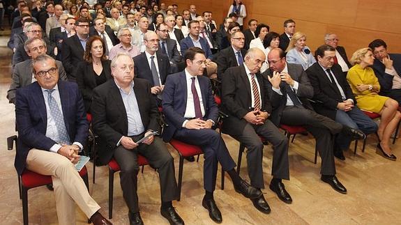 El consejero de Economía, Luis Martínez de Salas, el secretario general de UGT, Antonio Jiménez; el consejero de Presidencia, José Gabriel Ruiz; el presidente del Gobierno, Alberto Garre; el titular de Educación, Pedro Antonio Sánchez; el secretario general de Croem, José Mª Albarracín; la consejera de Agricultura, Martínez Cachá; y el consejero de Industria y Turismo, Juan Carlos Ruiz.