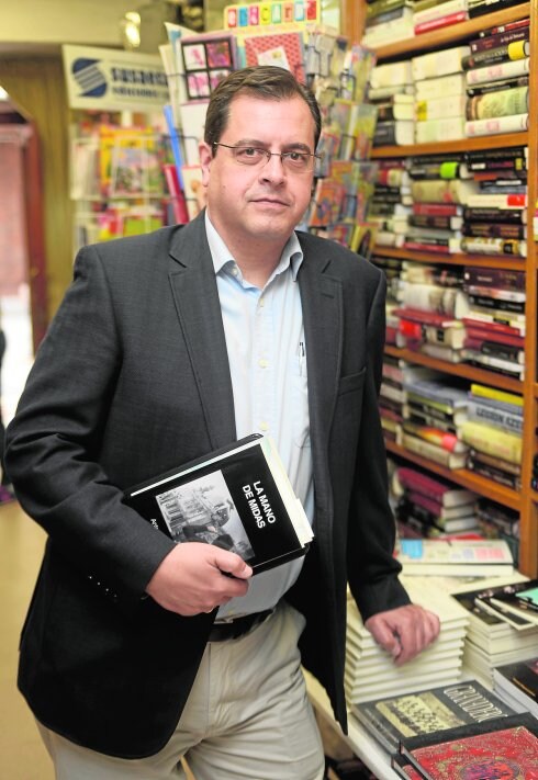 El escritor y profesor Antonio Parra Sanz, con su nueva novela, 'La mano de Midas'.