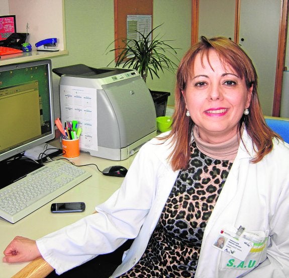 Inmaculada Brando, en su puesto de trabajo, en el Hospital Morales Meseguer de Murcia..