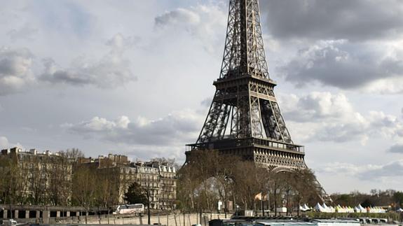 Vista de la torre Eiffel en Paris, con el río Sena