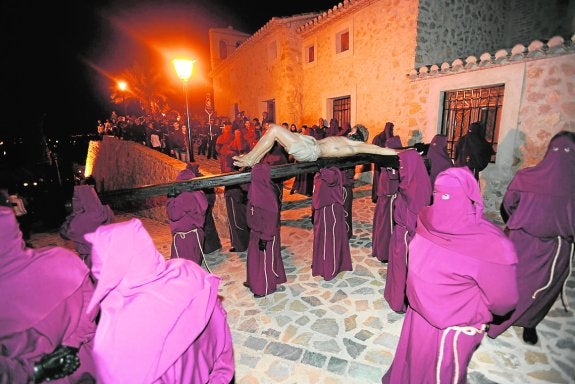 El Cristo de la Misericordia saliendo del Calvario, a hombros de sus cofrades. 