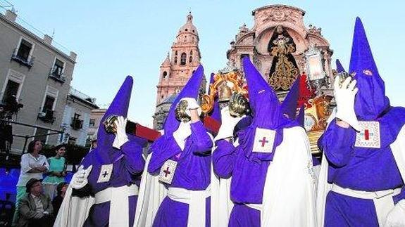 Imagen de la procesión del Rescate de Martes Santo por las calles de Murcia. 