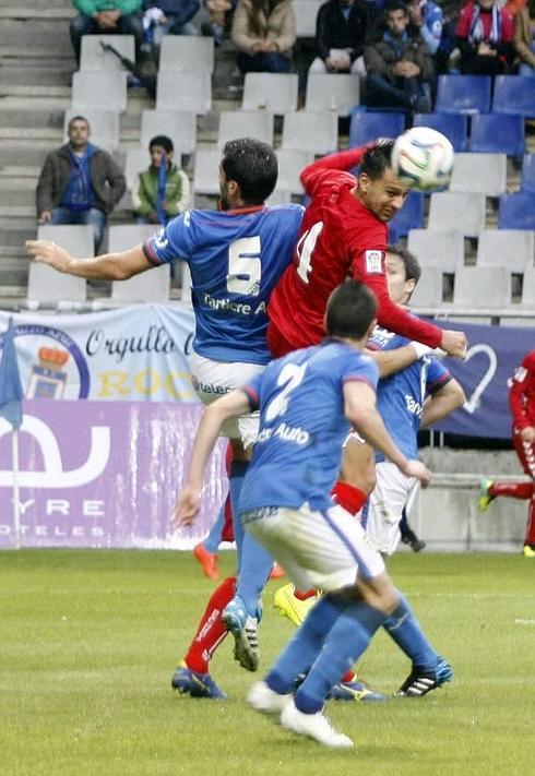 Prieto, del Murcia, peleando con dos jugadores del Oviedo, en la ida. 