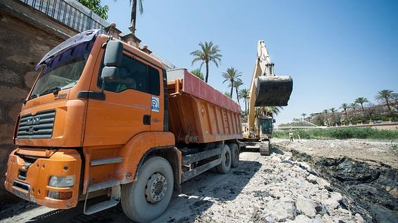 Una pala carga un camión en las obras de dragado del río a su paso por Murcia el pasado verano.