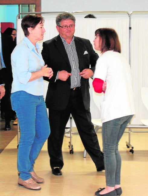 La consejera Catalina Lorenzo y el alcalde Anastasio Bastida charlan con una médico del nuevo consultorio. 