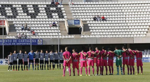 Los jugadores del Efesé, frente a los del Arroyo, durante el minuto de silencio antes del partido del sábado pasado. 