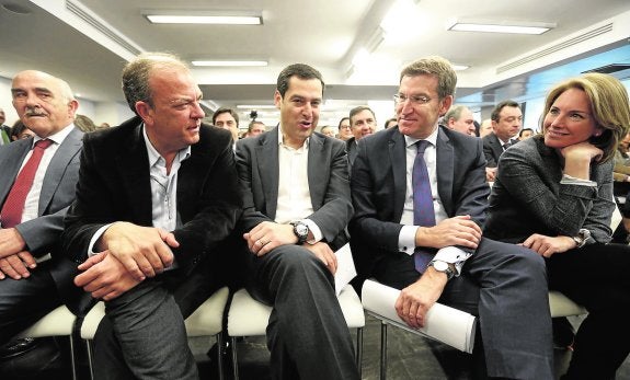 Alberto Garre -izquierda-, junto a José Antonio Monago, Juan Manuel Moreno, Alberto Núñez Feijóo y Arantza Quiroga, en la Junta Directiva Nacional del PP celebrada ayer en Madrid. 