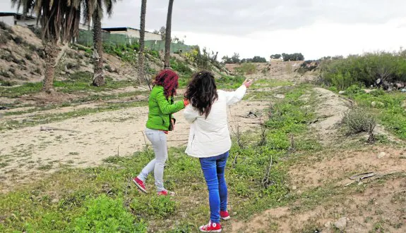 Vecinas de la pedanía de Aguaderas, en una zona donde es habitual el vertido indiscriminado de purines de las granjas de cerdos.