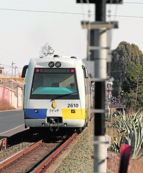 Tren de Feve, a su paso por Los Partidarios. 