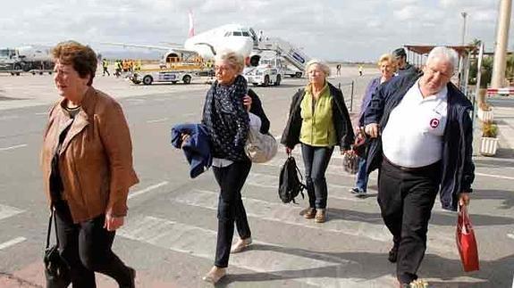 Algunos de los turistas austríacos que han llegado este miércoles a San Javier.