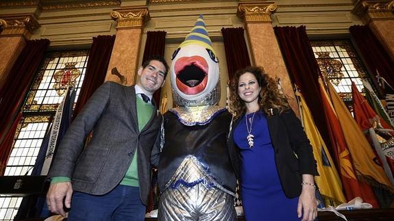 Kike Boned y Pastora Soler, Gran Pez y Doña Sardina, en el Salón de Plenos del Ayuntamiento de Murcia.