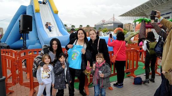 Un grupo de madres e hijas que disfrutaban de las atracciones. 