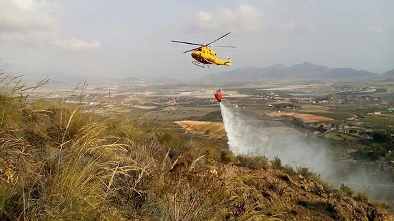 Un helicóptero trabajando en las labores de extinción del incendio.