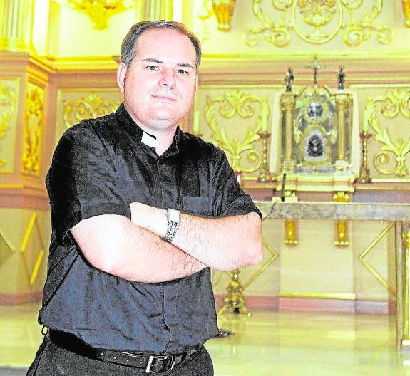 El entonces párroco de Churra, Francisco Javier Ruiz, en 2008. 