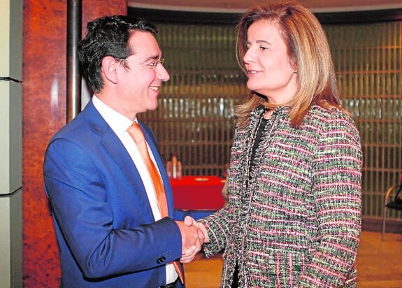 El consejero Ruiz ayer con la ministra de Empleo, Fátima Báñez.