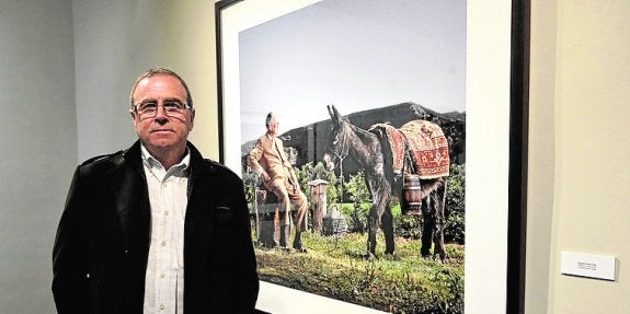 Chema Conesa, junto a una de sus fotografías. 
