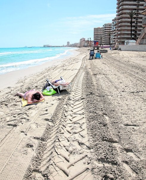 Dos mujeres tomaban el sol ayer en una playa de La Manga, limpia de medusas.