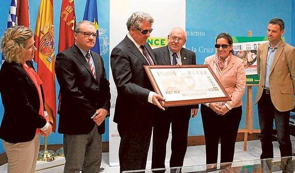 Aranda (3d) junto al delegado de ONCE, Juan Carlos Morejón.