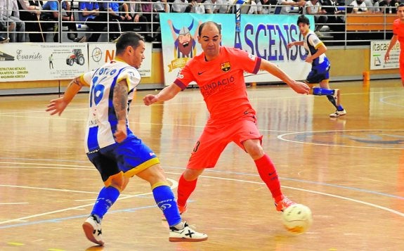 Wilde, del Barça, intenta robarle un balón a Corvo. 